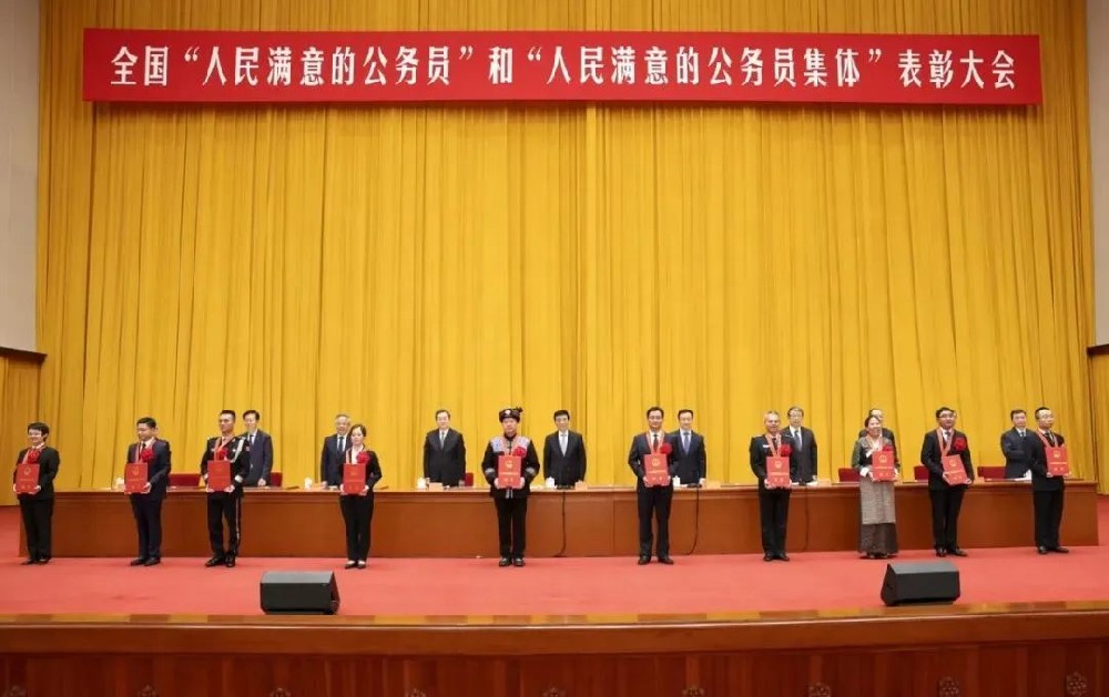 中譯英|人民滿意的公務(wù)員、跨海高鐵、電力裝備綠色低碳發(fā)展、網(wǎng)絡(luò)文明