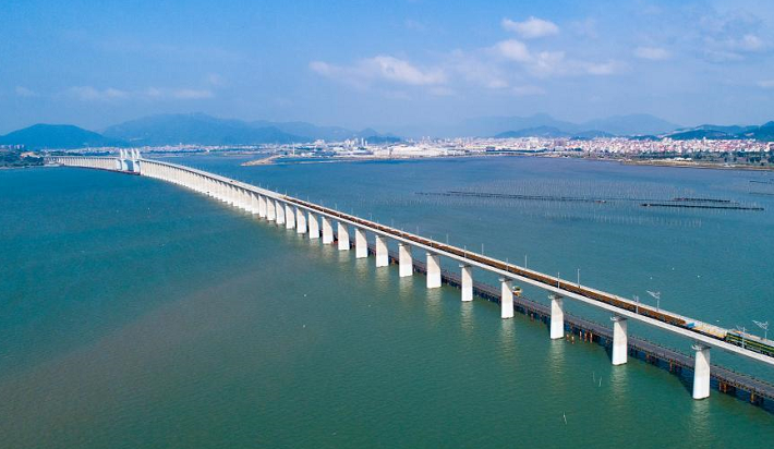 人民滿(mǎn)意的公務(wù)員、跨海高鐵、電力裝備綠色低碳發(fā)展、網(wǎng)絡(luò)文明等中英翻譯