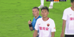 主裁判克拉滕伯格怎么那么生氣，耳機都扔掉了？